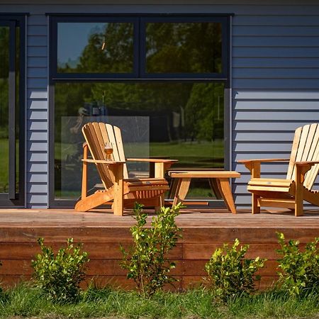 מרטינבורו Parehua Resort מראה חיצוני תמונה A deck with A-frame chairs