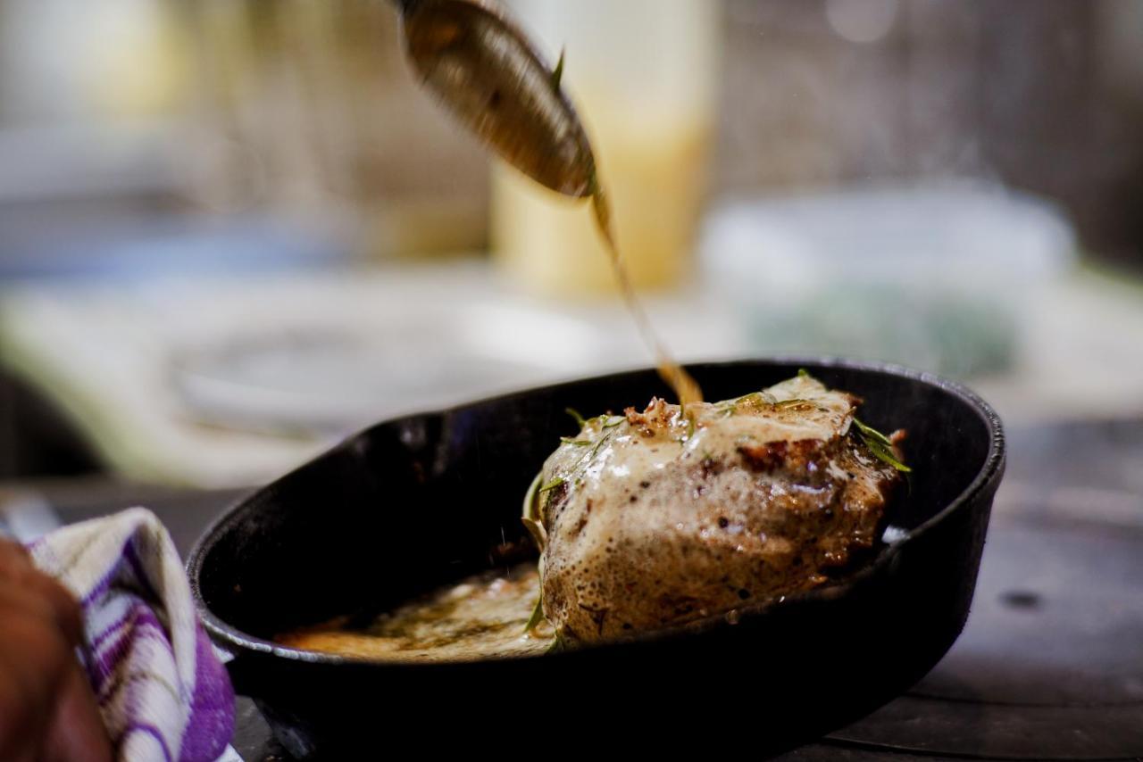 מרטינבורו Parehua Resort מראה חיצוני תמונה A chef pouring sauce over a steak
