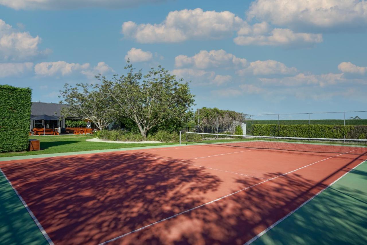 מרטינבורו Parehua Resort מראה חיצוני תמונה Tennis court at the Boca Raton Resort