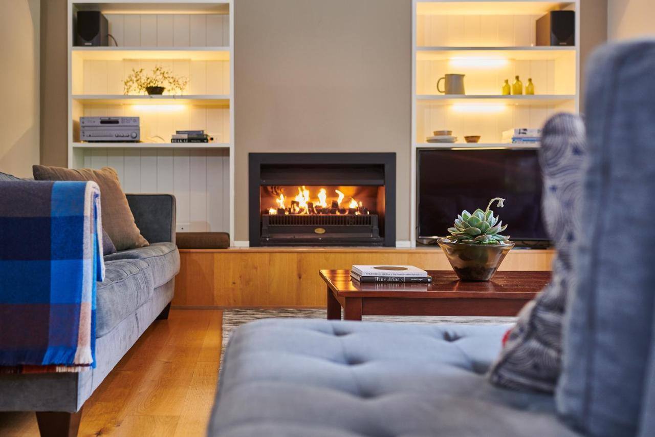 מרטינבורו Parehua Resort מראה חיצוני תמונה A fireplace in a home