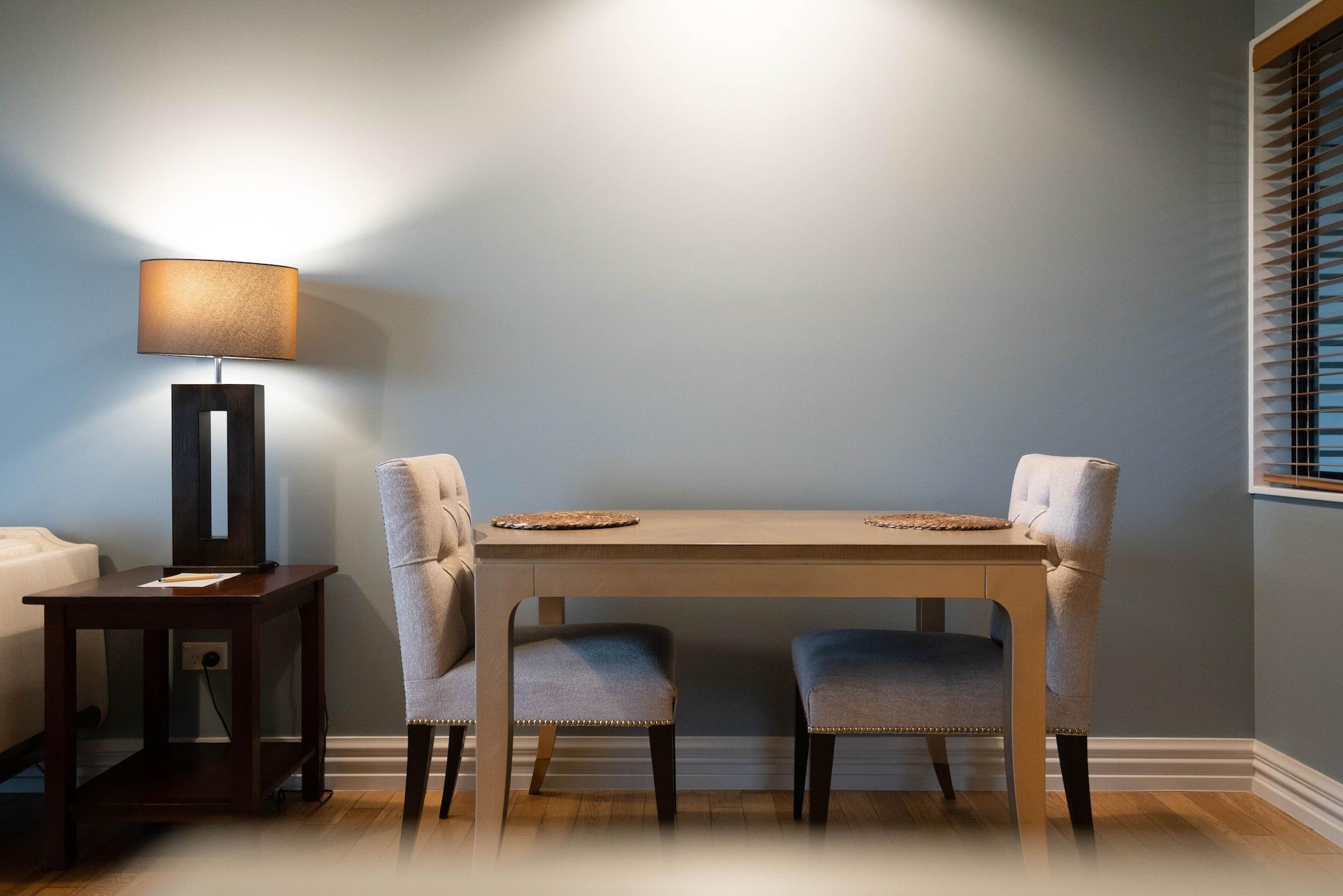 מרטינבורו Parehua Resort מראה חיצוני תמונה A dining room table