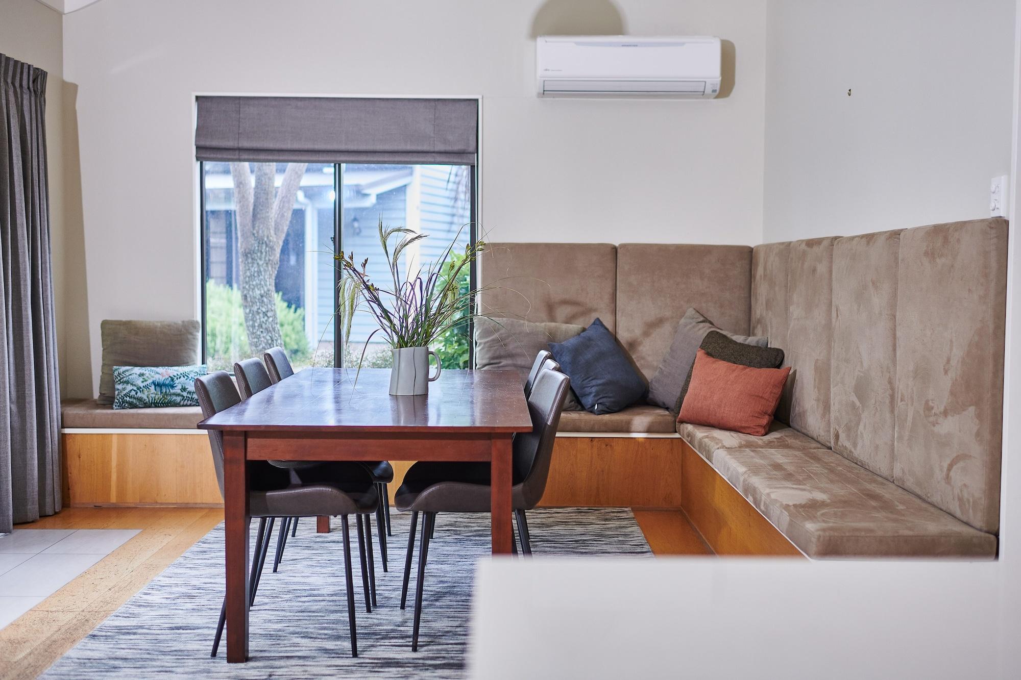 מרטינבורו Parehua Resort מראה חיצוני תמונה A dining room with a built-in bench seat
