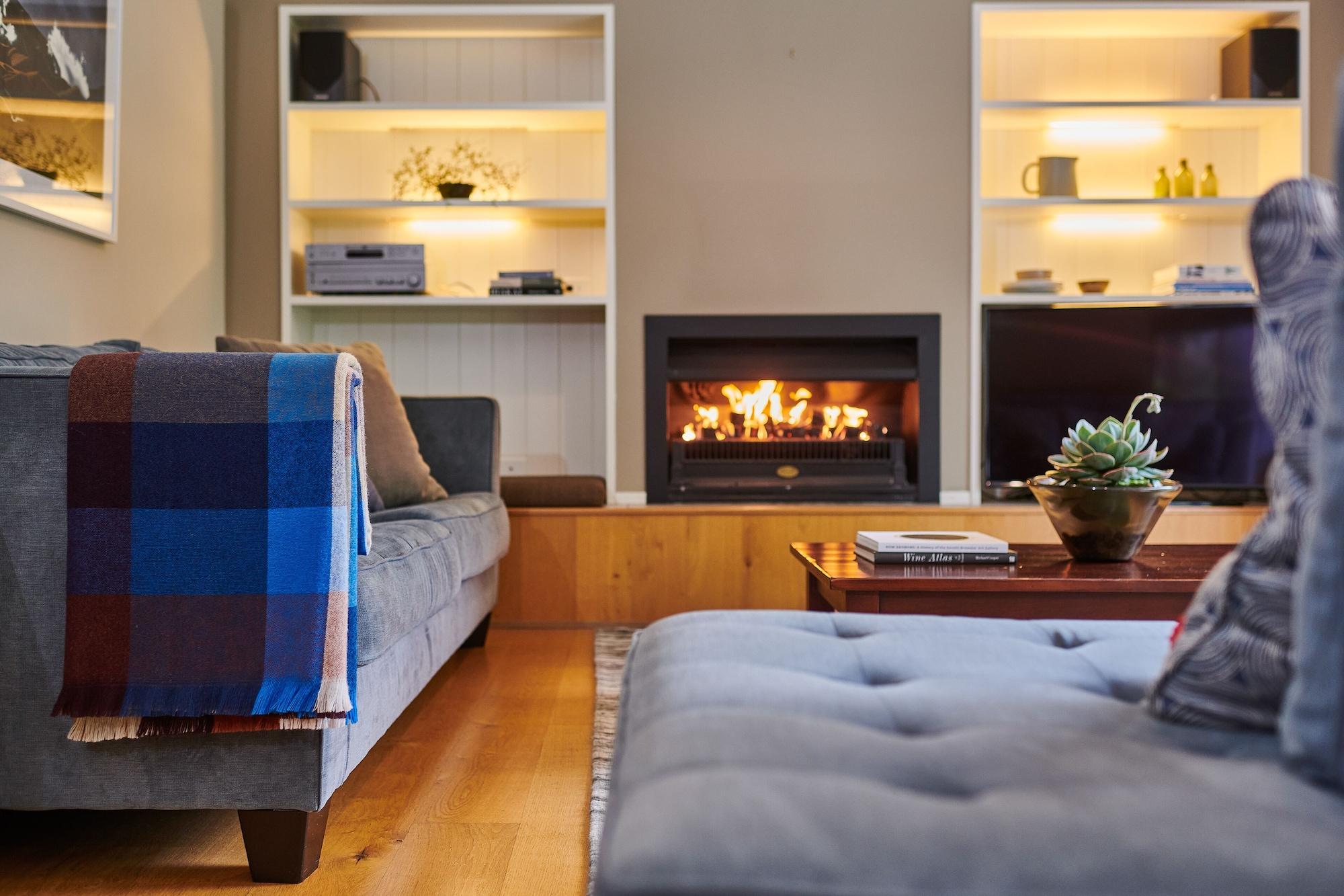 מרטינבורו Parehua Resort מראה חיצוני תמונה A fireplace in a living room