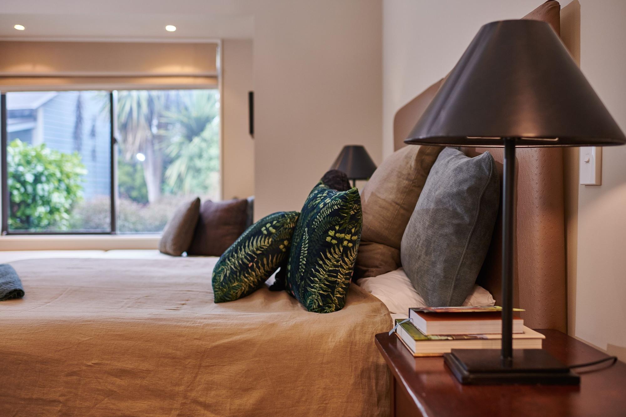 מרטינבורו Parehua Resort מראה חיצוני תמונה A table lamp