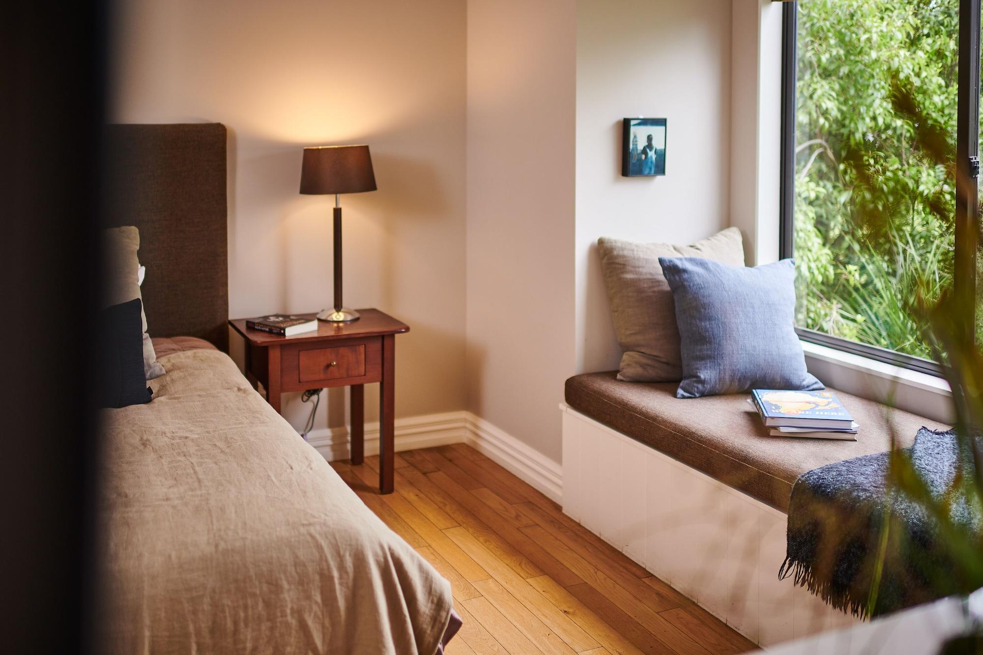 מרטינבורו Parehua Resort מראה חיצוני תמונה A window seat in a bedroom