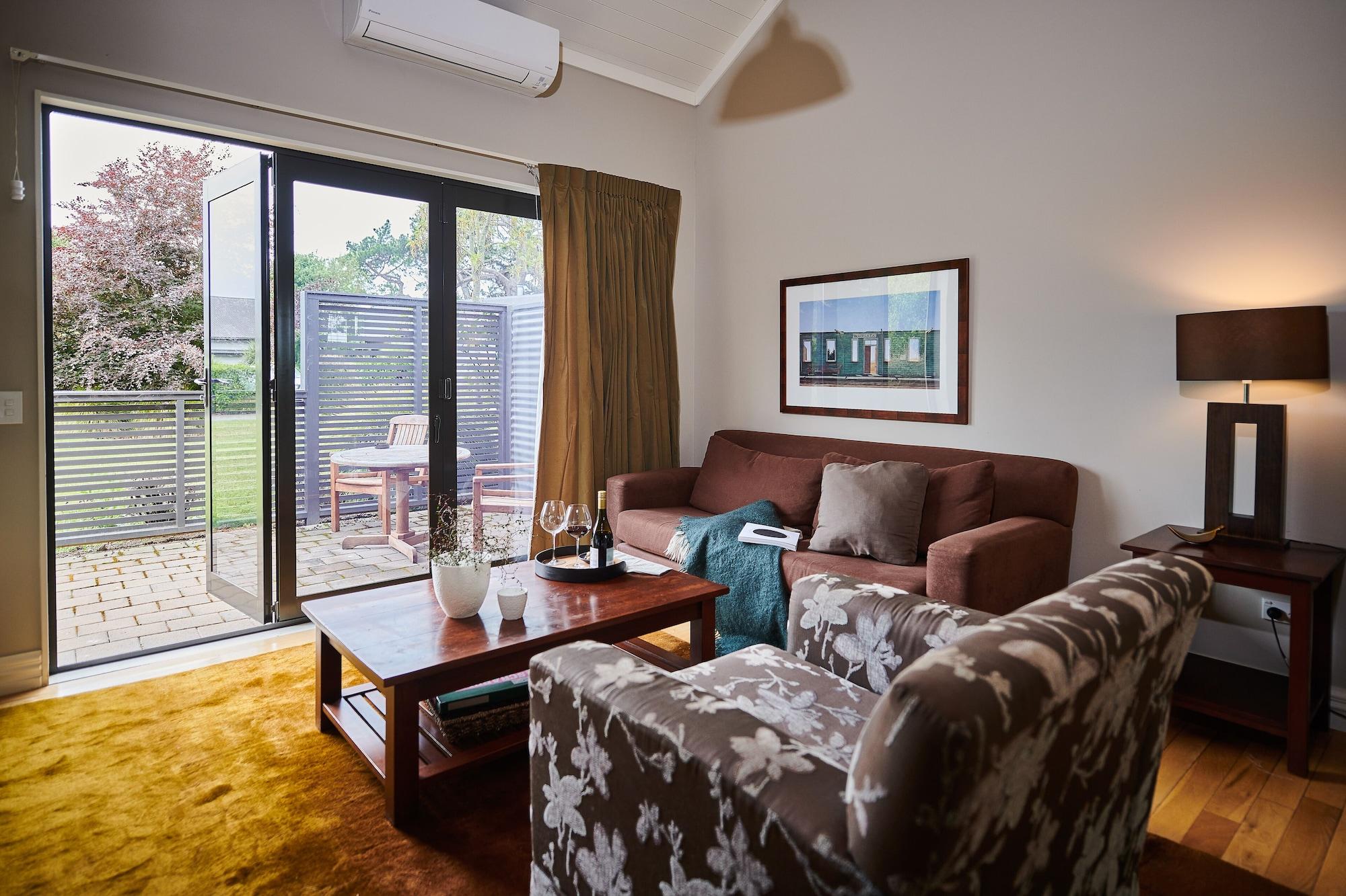 מרטינבורו Parehua Resort מראה חיצוני תמונה A living room in a house