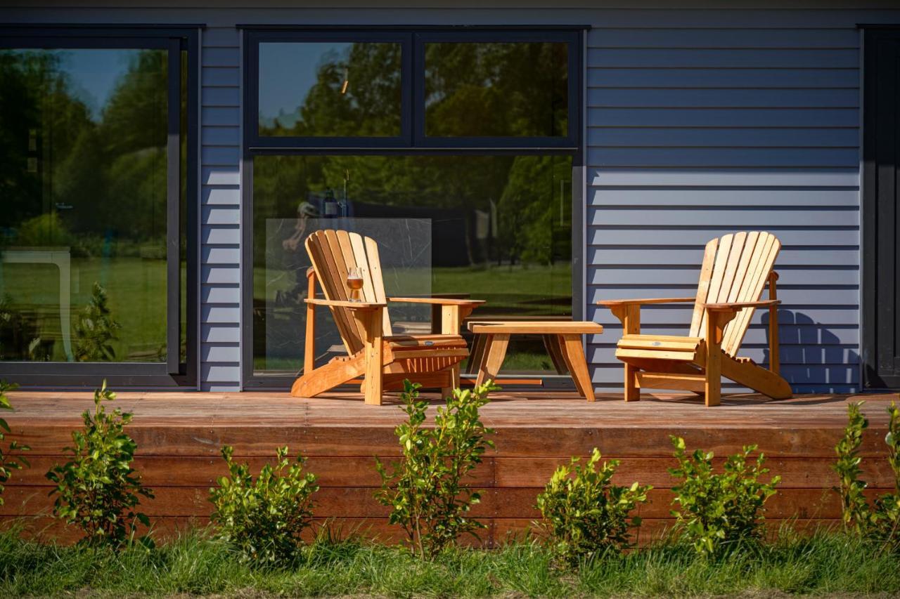 מרטינבורו Parehua Resort מראה חיצוני תמונה A deck with A-frame chairs