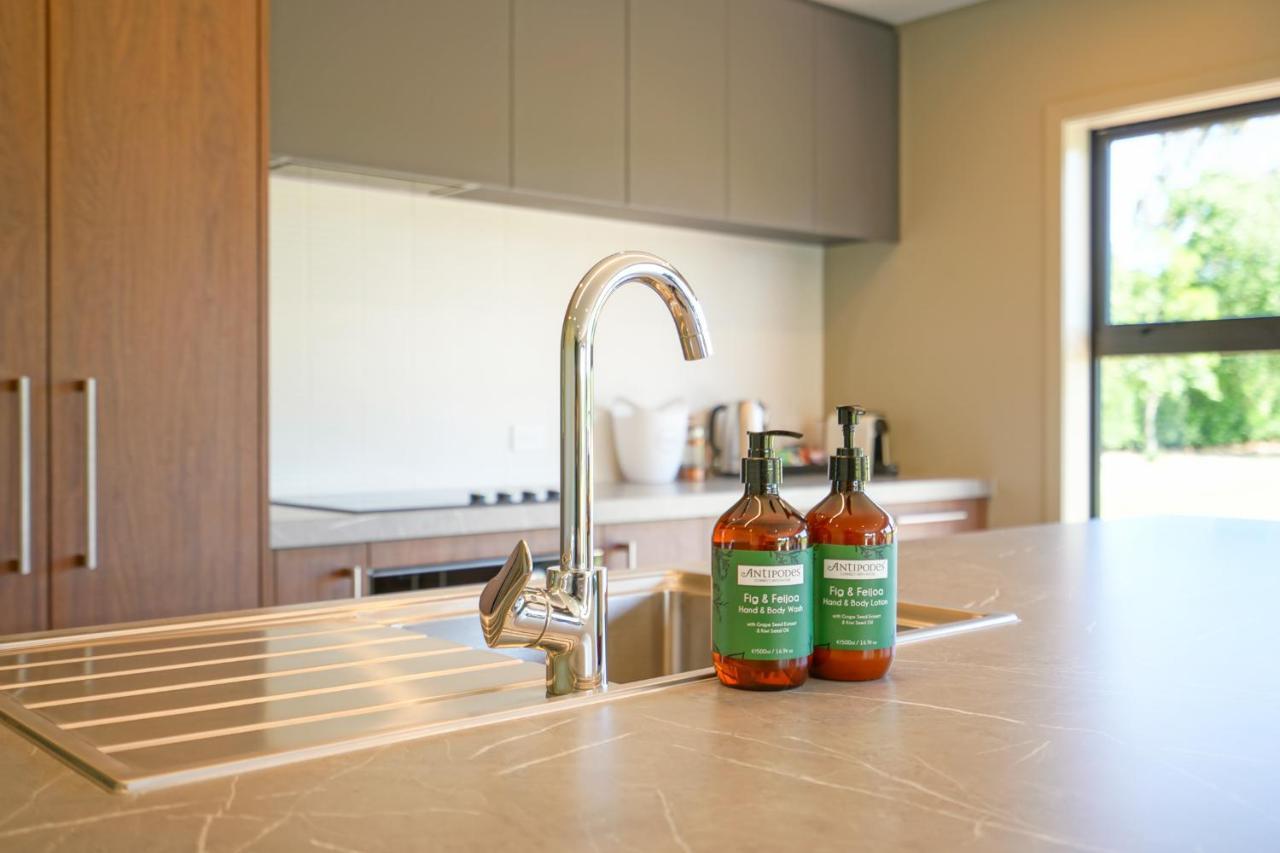 מרטינבורו Parehua Resort מראה חיצוני תמונה A kitchen faucet