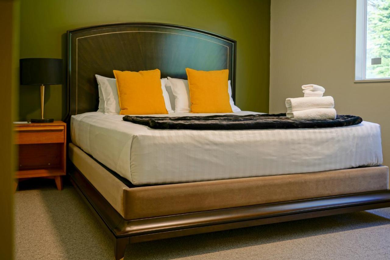 מרטינבורו Parehua Resort מראה חיצוני תמונה A bedroom at the Inn at the Opera