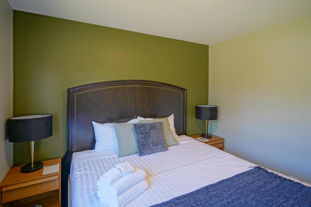 מרטינבורו Parehua Resort מראה חיצוני תמונה A bedroom at the Best Western Premier Executive Residency Royal Palm Beach