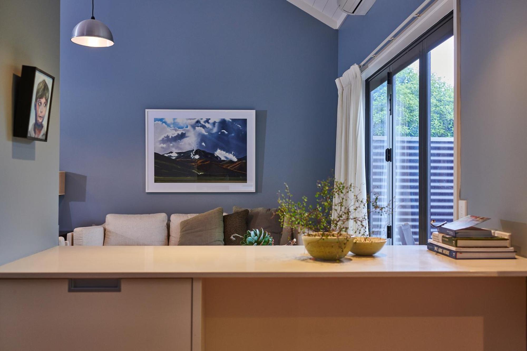 מרטינבורו Parehua Resort חדר תמונה A living room with a blue wall