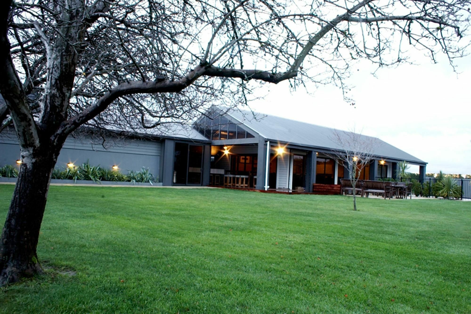 מרטינבורו Parehua Resort מראה חיצוני תמונה The clubhouse at the golf course